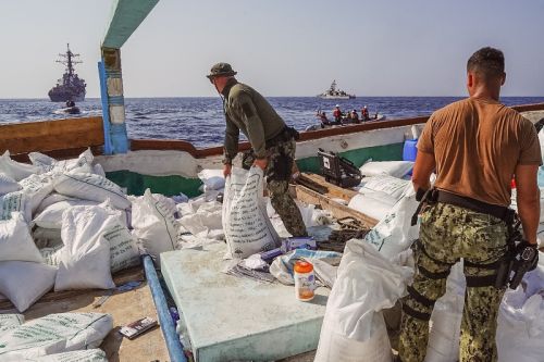Na pokładzie łodzi rybackiej znaleziono ok. 180 t materiałów mogących służyć do produkcji pocisków balistycznych / Zdjęcie: US Navy