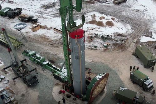 Umieszczanie rakiety strategicznej z manewrującym blokiem hiperdźwiękowym Awangard w podziemnym  silosie-wyrzutni / Zdjęcie: MO FR