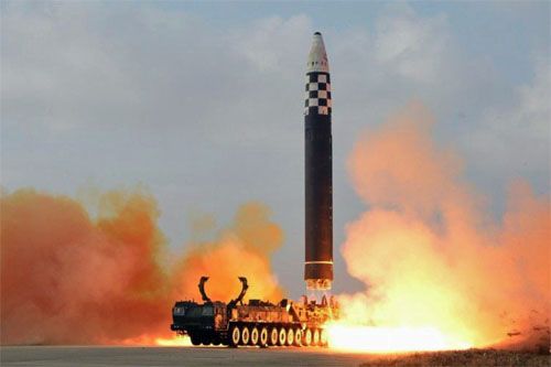 Północnokoreańska międzykontynentalna rakieta balistyczna Hwasong-17 startuje do drugiego lotu testowego / Zdjęcie: KCNA