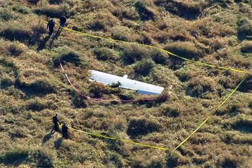 Skrzydło samolotu Cessna 208B, który rozbił się w hrabstwie Snohomish w stanie Washington, znaleziono około 100 m od kadłuba / Zdjęcie: Twitter – KOMO News