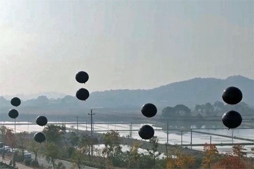 Użycie balonów zaporowych podczas chińskiego ćwiczenia Złota Tarcza Zhejiang-22 / Zdjęcie: CCTV