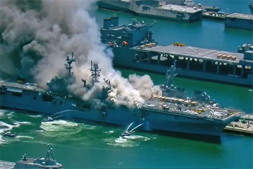 Płonący okręt desantowy USS Bonhomme Richard, którego pożar próbują opanować jednostki gaśnicze / Zdjęcie: Twitter – cbs8