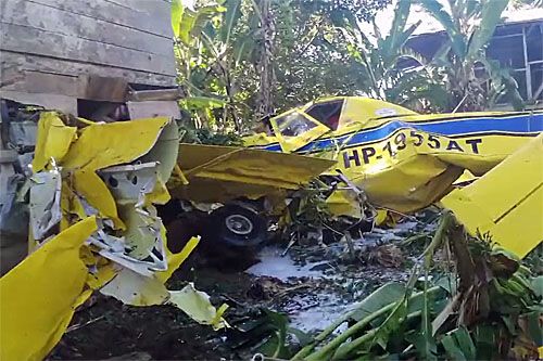 Wrak jednego z samolotów Air Tractor AT-504, który rozbił się w wyniku zderzenia podczas opylania pól w Panamie / Zdjęcie: Twitter – criticaenlinea