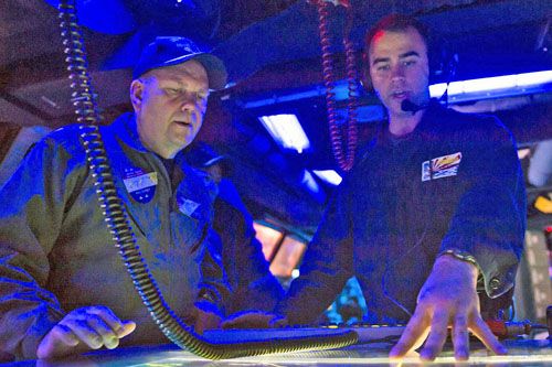 Porucznik Ridge Alkonis (z prawej) oprowadza po Centrum Informacji Bojowej niszczyciela rakietowego USS Fitzgerald klasy Arleigh Burke podczas ćwiczeń Talisman Sabre w lipcu 2015 / Zdjęcie: US Navy
