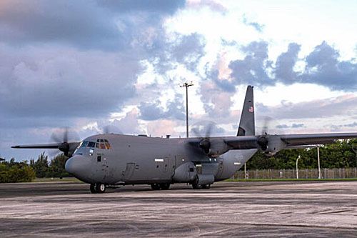 Pozbawiony większości oznaczeń samolot USAF C-130J Super Hercules uruchamia silniki na międzynarodowym lotnisku Luis Muniz Marin w Karolinie, Portoryko, 18 lutego 2023 / Zdjęcie: USAF – Airman 1st Class Courtney Sebastianelli