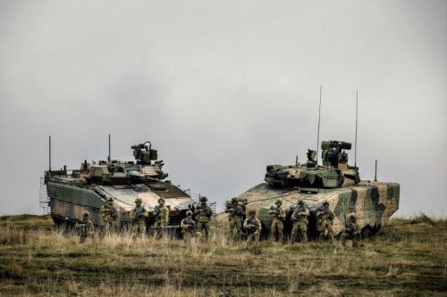 Powodem skłaniania się Australijczyków ku Redbackowi są problemy techniczne jego konkurenta związane m.in. z jego silnikiem / Zdjęcie: Australian Army