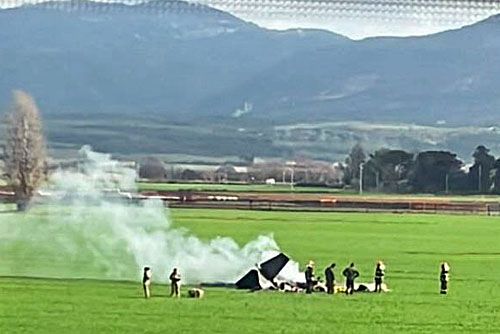 Spalony wrak samolotu S.208M, który spadł na trawiaste lotnisko w pobliżu Guidonia Montecelio / Zdjęcie: Twitter – Status-6