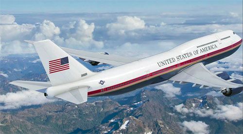 A tak miało wyglądać malowanie Next Air Force One w wersji zatwierdzonej przez prezydenta Donalda Trumpa. Zastosowane w projekcie barwy pochodziły z flagi Stanów Zjednoczonych Ameryki. Podobnie był malowany Boeing 757 Trumpa z okresu kampanii prezydenckiej w 2016 / Ilustracja: USAF