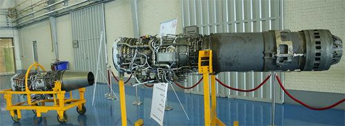 Dwie wersje irańskich silników turboodrzutowych powstałych na bazie amerykańskich J85 – Owj z dopalaczem, wykorzystywany do napędu zmodernizowanych kopii F-5 – Kosar, i silnik bez dopalacza napędzający samoloty Yasin / Zdjęcie: Twitter – IRNA