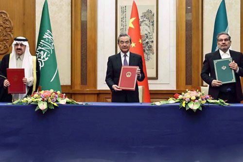 Przedstawiciele Chin, Iranu i Arabii Saudyjskiej po podpisania w Pekinie porozumienia o zamiarze wznowienia stosunków dyplomatycznych między Teheranem i Rijadem / Zdjęcie: Twitter