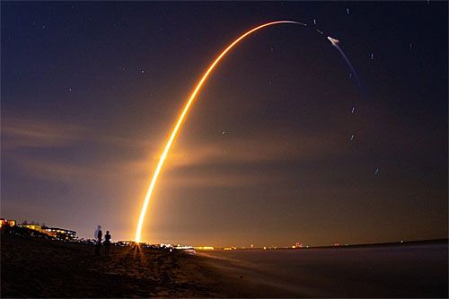 Rakieta nośna Falcon 9 startuje z pojazdem Cargo Dragon C209 transportującym zaopatrzenie dla ISS / Zdjęcie: NASA