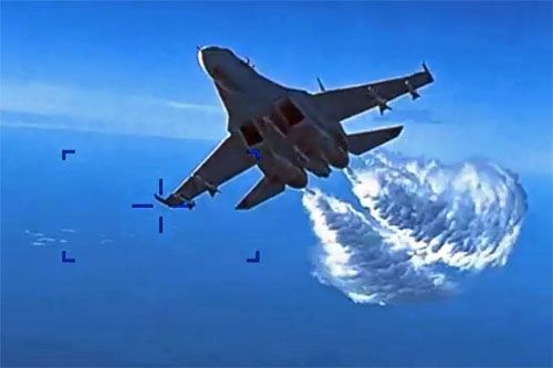 Widok rosyjskiego myśliwca Su-27 zrzucającego paliwo podczas przelotu nad amerykańskim bsl MQ-9. Przelot rejestrowała kamera z głowicy podkadłubowej skierowana do tyłu / Zdjęcie: US DoD
