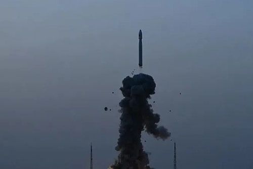 Rakieta nośna CZ-11 Y11 z satelitą eksperymentalnym SY-19 startuje z ośrodka kosmicznego Jiuquan w północno-zachodnich Chinach / Zdjęcie: CAST