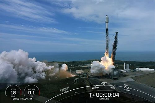 Rakieta nośna Falcon 9 startuje z bazy Vandenberg w Kalifornii z 52 satelitami Starlink Group 2-8, 12:26 PDT (19:26 UTC) / Zdjęcie: SpaceX