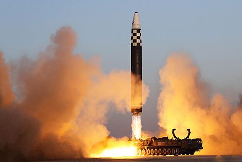 Strategiczna rakieta nośna Hwasong-17 startuje do lotu testowego / Zdjęcie: KCTV