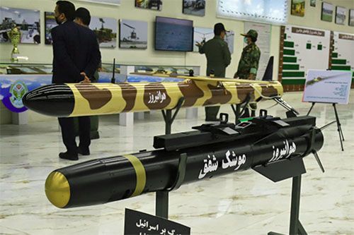 Ciężki pocisk przeciwpancerny Shafagh i lekki pocisk manewrujący Heidar zaprezentowane podczas wystawy w Teheranie / Zdjęcie: RibNews