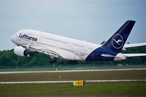 Samolot pasażerski Airbus A380 Lufthansy startuje do kolejnego lotu. Regularne rejsy maszyn tego typu mają zostać wznowione 1 czerwca 2023 / Zdjęcie: Twitter – Lufthansa