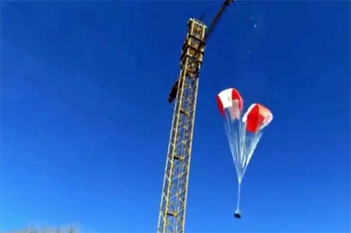 Zrzut makiety silnika rakietowego z wieży o wysokości umożliwiającej rozwinięcie spadochronów służących do jej bezpiecznego lądowania / Zdjęcie: Twitter via CCTV13