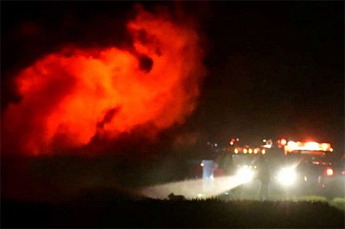 Płomienie nad miejscem katastrofy dwóch śmigłowców US Army HH-60 Black Hawk / Zdjęcie: Twitter