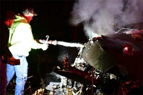 Dogaszanie pożaru szczątków jednego ze śmigłowców HH-60, które zderzyły się nad Kentucky / Zdjęcie: Twitter