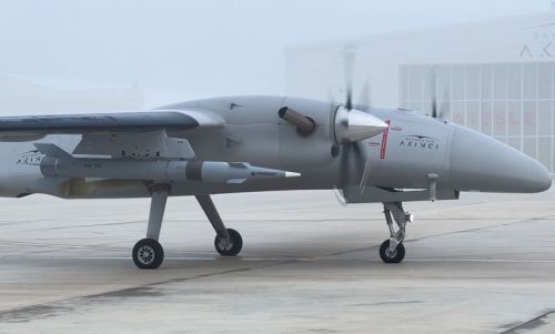 Bbsl Bayraktar AKINCI z pociskiem IHA-230 przed lotem testowym / Zdjęcie: Roketsan