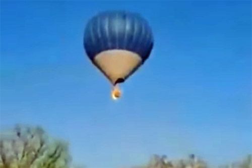 Wznoszący się z płonącym koszem balon. W jego katastrofie zginęły 2 osoby, a jedna została ciężko ranna / Zdjęcie: Twitter