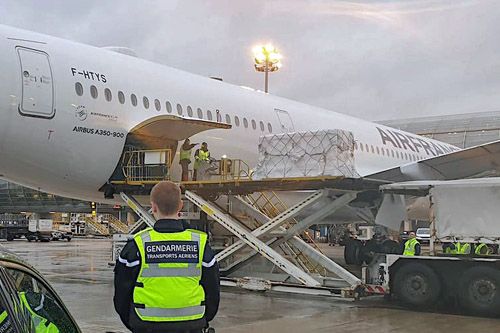 Wyładunek trumny faraona Ramzesa II z samolotu A350 na lotnisku Paris CDG / Zdjęcie: Twitter