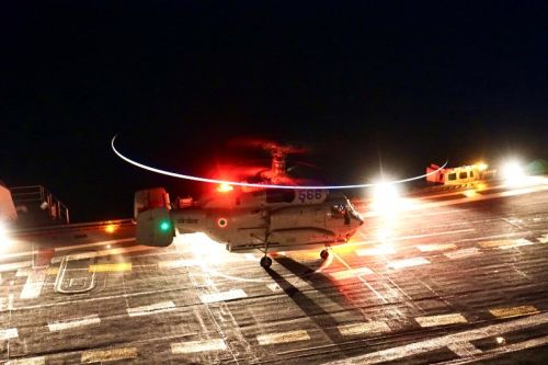 Ka-31 ląduje w nocy na pokładzie lotniskowca INS Vikrant / Zdjęcie: BNS