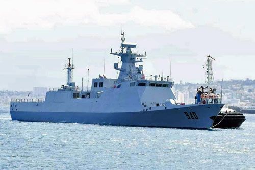 Zbudowana w Chinach dla algierskiej marynarki wojennej korweta El Moutassadi (nb. 940) projektu F15A, wpływa do portu docelowego, 6 kwietnia 2023 / Zdjęcie: Twitter