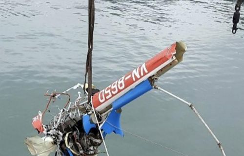 Wydobywane z wody szczątki śmigłowca Bell 505, który rozbił się 5 kwietnia w Wietnamie / Zdjęcie: Twitter