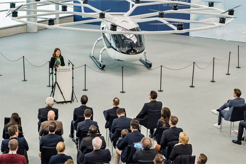 Volocopter otworzył zakład produkcyjny samolotów eVTOL w Bruchsal 4 kwietnia 2023. W uroczystości wzięła udział niemiecka koordynatorka ds. polityki lotniczej i kosmicznej, Anna Christmann, widoczna na zdjęciu w czasie przemówienia / Zdjęcie: Volocopter