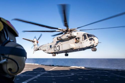 CH-53K King Stallion ląduje na pokładzie okrętu desantowo-transportowego USS Arlington, 14 lutego 2023 / Zdjęcie: US Navy Mass Communication Specialist 1st Class John Bellino