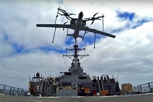 Zespół wielowirnikowca ze stałopłatem – Integrator VTOL startuje do lotu testowego z pokładu USS Paul Hamilton / Zdjęcie: Insitu