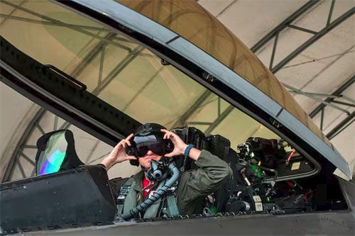 Mjr Brett Gedman z 301st Fighter Squadron uczestniczący w testach hełmu nowej generacji – NGFWH, prowadzonych w Eglin AFB / Zdjęcie: Samuel King Jr. – USAF
