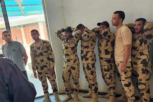 Egipscy lotnicy zatrzymani po zajęciu przez Siły Szybkiego Wsparcia lotniska Maravi pod Chartumem / Zdjęcia: Twitter – turqoisef