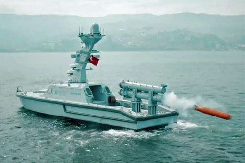 Turecka bezzałogowa platforma morska MIR IDA odpala lekką torpedę projektu Aselsan / Zdjęcie: SSB