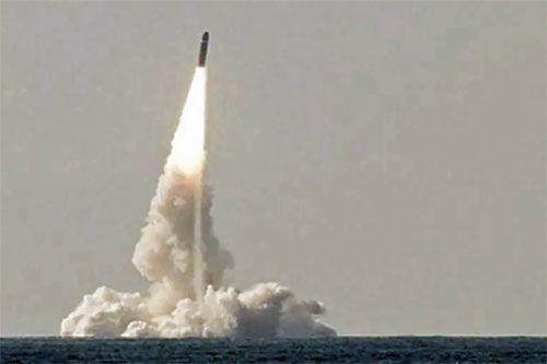 Strategiczna rakieta balistyczna M51 startuje z zanurzonego u wybrzeży Bretanii atomowego okrętu podwodnego Le Terrible / Zdjęcie: Ministre des Armées