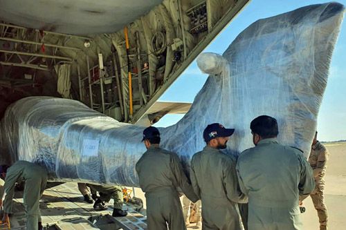 Wyładunek specjalnie zabezpieczonego kadłuba samolotu Super Mushshak w bazie Al-Jawiya / Zdjęcie: Twitter