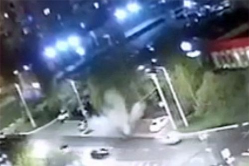 Moment upadku bomby, która spadła na parking przy alei (prospekcie) Watutina i wbiła się pod asfalt. Ruch samochodowy był w tym czasie niewielki
