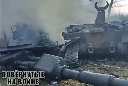 Dymiący wrak haubicy samobieżnej Krab zniszczonej podczas walk na Ukrainie / Zdjęcie: Powiernutyje na wojnie