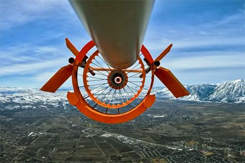 Widok na łącznik holowniczy z samolotu holowanego. Rozwiązanie przypomina system uzupełniania paliwa w samolotach wojskowych / Zdjęcia: Magpie Aviation
