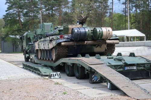 Dzięki obniżeniu pokładu ładunkowego wozy bojowe na naczepie ST-555-20W.M nie przekraczają 4 m wysokości. W pokazie użyto czołgu T-72M
