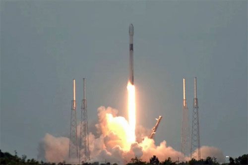 Rakieta nośna Falcon 9 startuje z SLC-40 na przylądku Canaveral z satelitami telekomunikacyjnymi drugiej generacji O3b mPOWER 3 i 4 / Zdjęcie: SpaceX