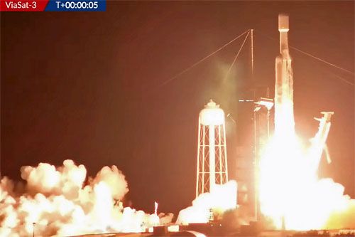 Rakieta nośna SpaceX Falcon Heavy startuje z satelitą ViaSat-3 z ośrodka na przylądku Canaveral, 30 kwietnia 2023 / Zdjęcie: SpaceX
