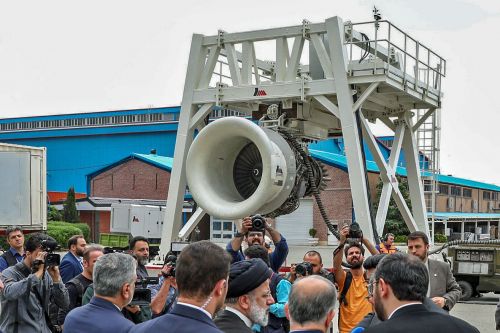 Prezydent Iranu Seyyed Ibrahim Raisi podczas prezentacji irańskiej kopii silnika lotniczego CFM56 / Zdjęcie: MAGNA IG