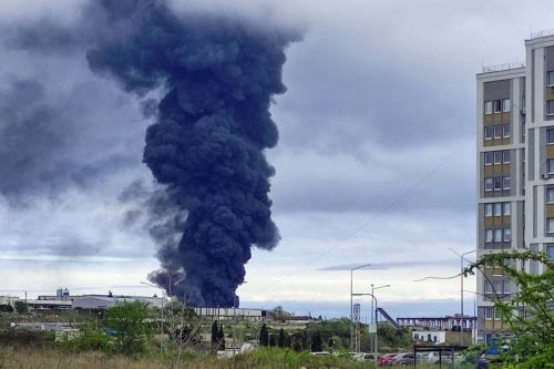 Gęsty dym unoszący się nad składem paliw w Sewastopolu na Krymie po ataku ukraińskich bezzałogowców / Zdjęcie: Twitter