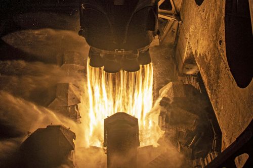 Silniki pierwszego stopnia rakiety Falcon 9 krótko po uruchomieniu / Zdjęcie: SpaceX