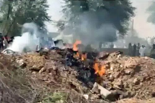 Płonące szczątki samolotu myśliwskiego MiG-21, który rozbił się wczoraj w Indiach / Zdjęcie: Twitter – news 18