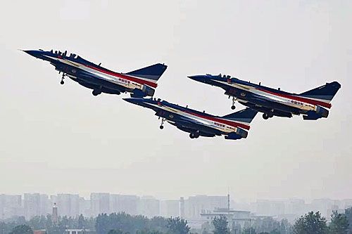 Nowe samoloty chińskiego zespołu akrobacyjnego 1 sierpnia – J-10CY w jednym z pierwszych lotów w nowych barwach / Zdjęcie: Twitter