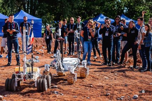 Tegoroczne European Rover Challenge odbywać się będą na torze marsjańskim i wzorem poprzednich lat przeprowadzone zostaną w dwóch formułach: stacjonarnej, w której wezmą udział roboty skonstruowane przez obecne na miejscu drużyny i zdalnej, w której zawodnicy zdalnie będą sterować robotem poruszającym się fizycznie po torze przygotowanym przez organizatora zawodów / Zdjęcie: ERC